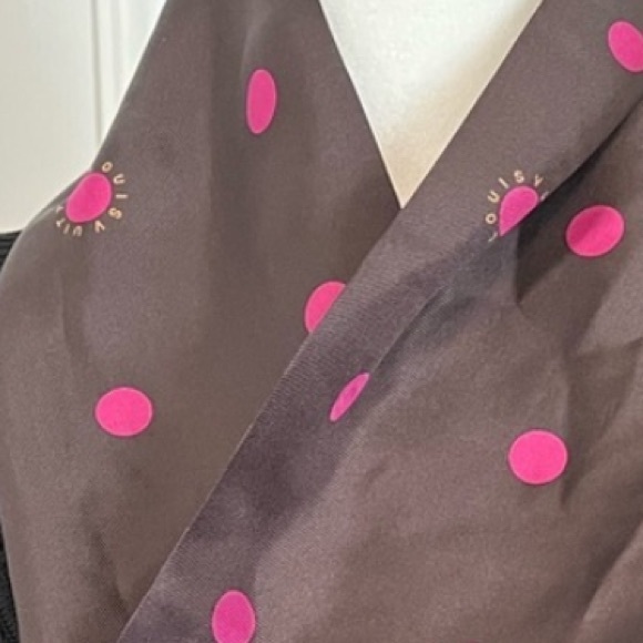 ♥️… LOUIS VUITTON Leopard Twist Infinity Scarf - Picture 4 of 5